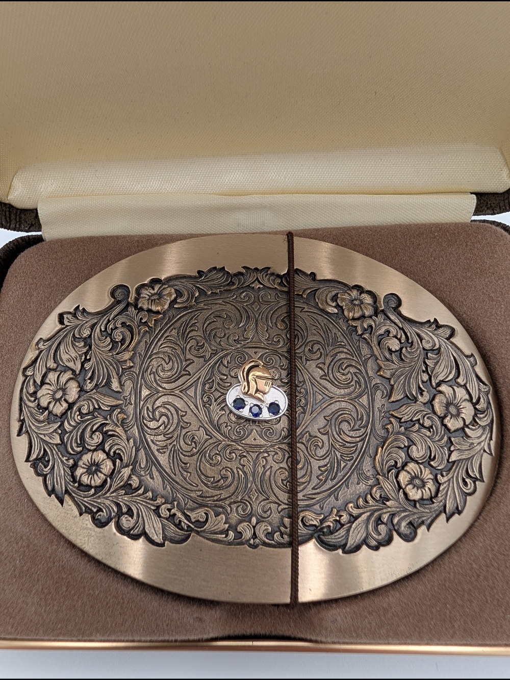 O.C. Tanner 1981 Brass Belt Buckle Engraved Floral/Scroll Knight Logo w/Sapphire